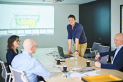Team Groep Vanhee zit rond de vergadertafel